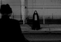 A Girl Walks Home Alone at Night - Foto 7
